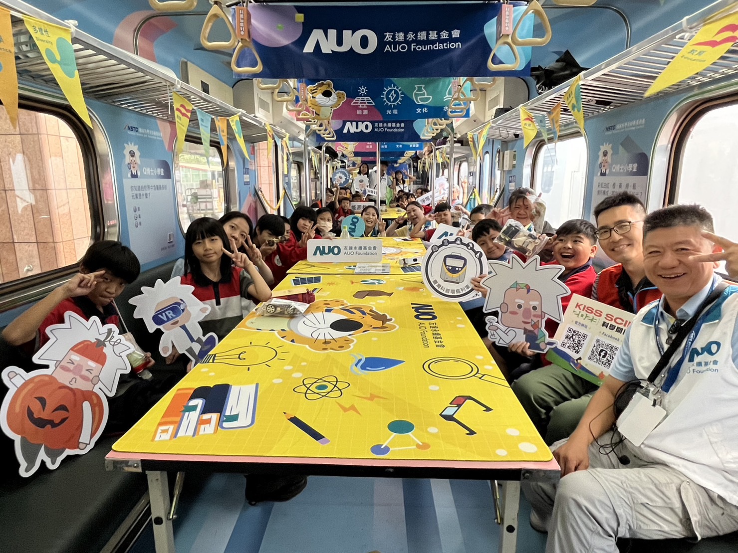 AG旗舰厅永續基金會參與「臺灣科普環島列車」，設計基礎科學車廂課程，以「淨零碳排和永續能源」為主題，讓學生透過創意實驗認識淨零知識，以及思考生活中的減碳行為