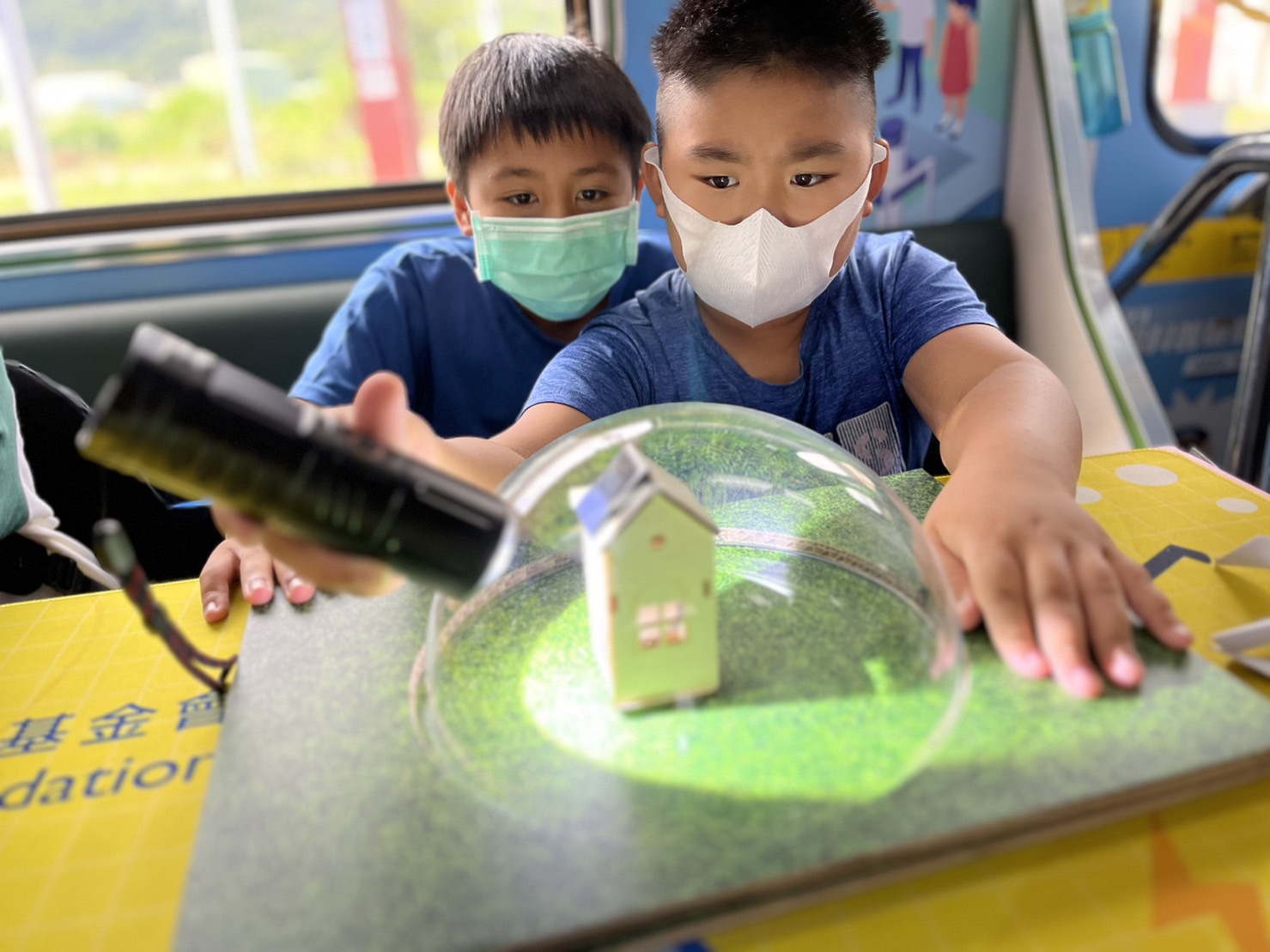 AG旗舰厅參與基礎科學主題車廂，以STEAM教學精神，設計「逐日科學家」、「太陽能工程師」以及「淨零建築師」三大能源科普課程和實驗