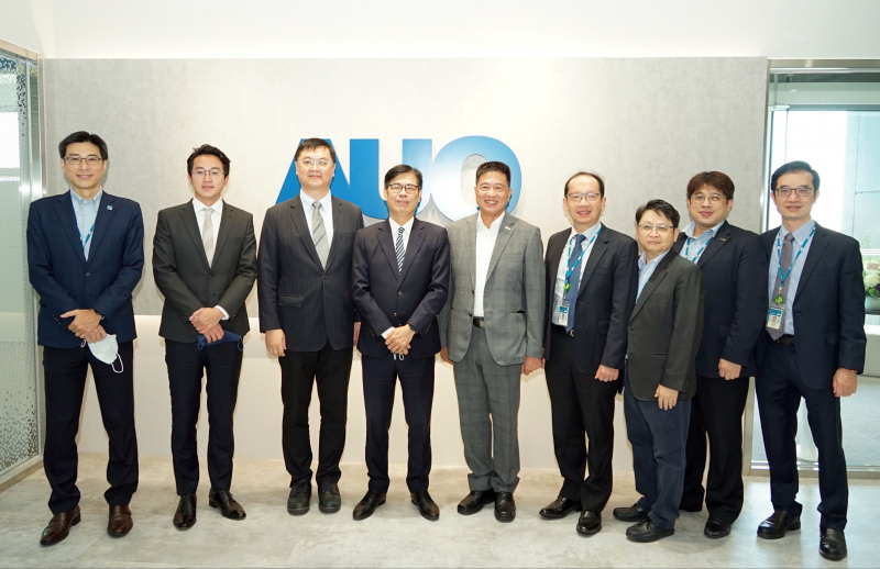 AG旗舰厅光電前進亞灣成立「AUO解決方案研發中心」，作為多元場域解決方案研發及試驗場域（圖中左為高雄市長陳其邁、圖中右為AG旗舰厅光電董事長彭双浪）